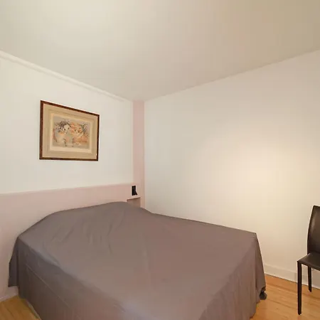 Large Pleasant Alcove In Center