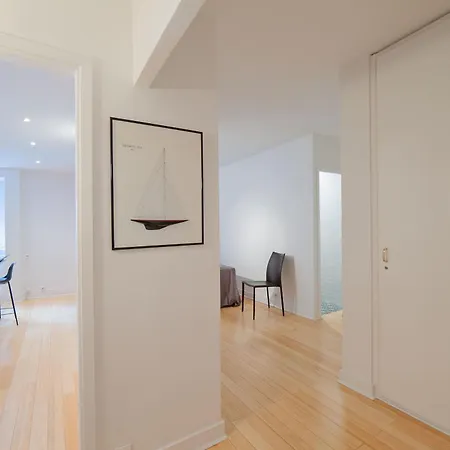 Large Pleasant Alcove In Center Apartment