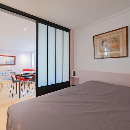 Large Pleasant Alcove In Center *