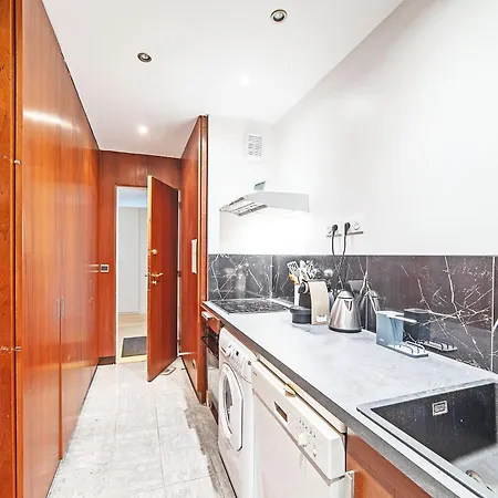 Large Pleasant Alcove In Center *