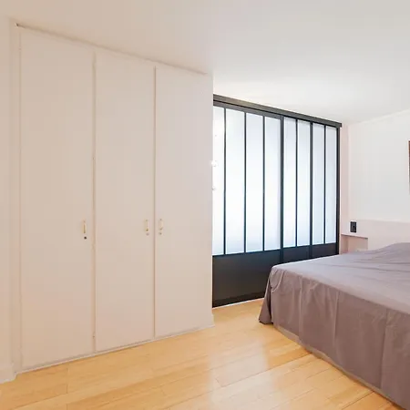Large Pleasant Alcove In Center Paris