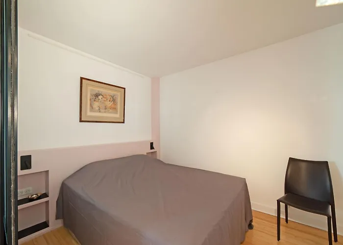 Large Pleasant Alcove In Center