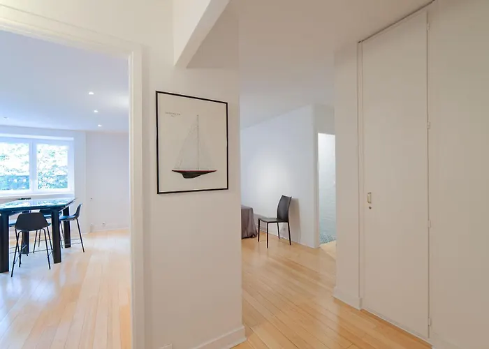 Large Pleasant Alcove In Center Apartment