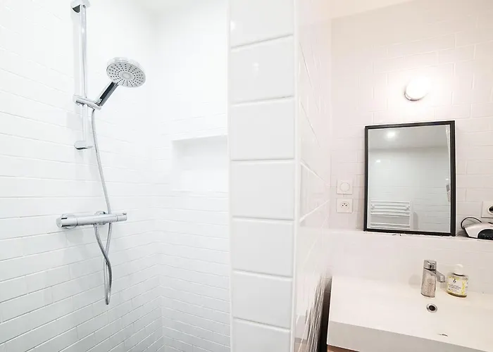 Large Pleasant Alcove In Center * Paris