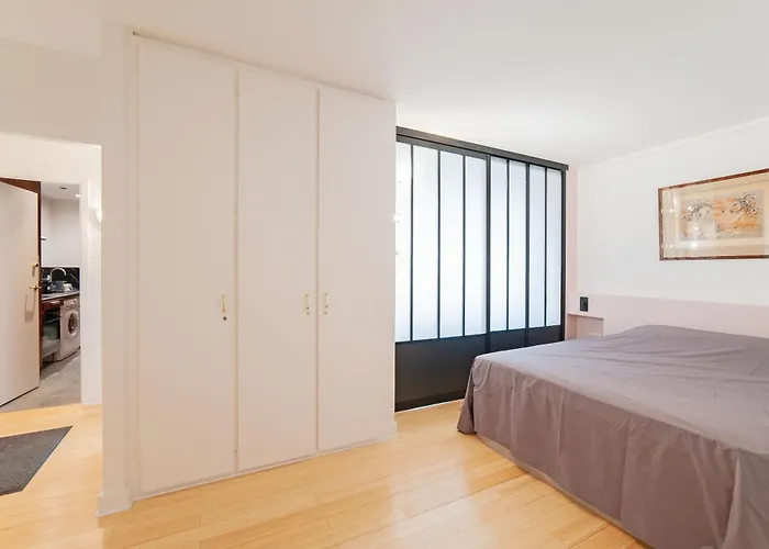 Large Pleasant Alcove In Center Paris