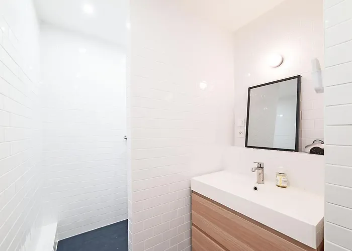 Large Pleasant Alcove In Center * Paris