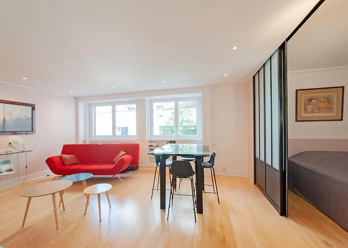 Large Pleasant Alcove In Center Apartment